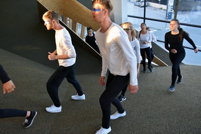 Theaterperformance "Fatzer ± Hyperion" in der "sozialen Landschaft" von Snøhetta