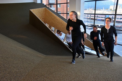 Theaterperformance "Fatzer ± Hyperion" in der "sozialen Landschaft" von Snøhetta