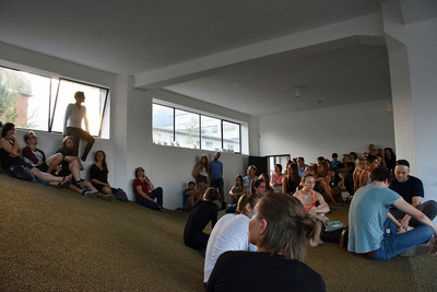 Theaterperformance "Fatzer ± Hyperion" in der "sozialen Landschaft" von Snøhetta