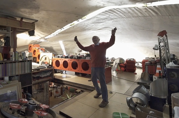 Hans-Walter Müller in seinem Volumen in La Ferté-Alais