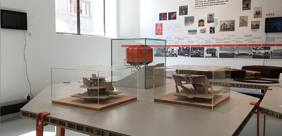 Blick in die Ausstellung "widerstand und wandel" mit den beiden Modellen von Charly Pfeifle