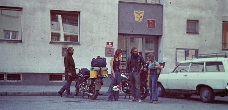 1974: Benno Erhard (li.) sowie Jussuf und Vroni Windischer (re.) vor der verschlossenen Tür des z6