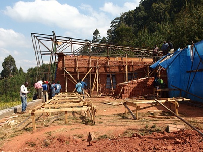 Bau eines Versammlungs­gebäudes, Mdabulo/Tansania