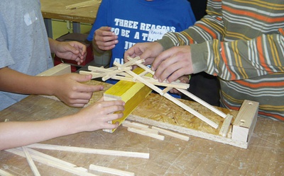 Bausatz und Aufbau – Aufbau der Leonardobrücke im Rahmen der Architektursommerakademie für Kinder 2009
