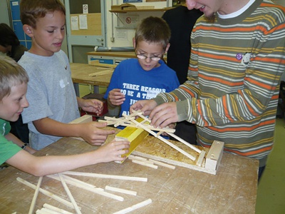 Bausatz und Aufbau – Aufbau einer Leonardobrücke im Rahmen der Architektursommerakademie für Kinder 2009