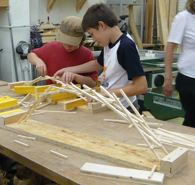 Bausatz und Aufbau – Aufbau einer Leonardobrücke im Rahmen der Architektursommerakademie für Kinder 2009
