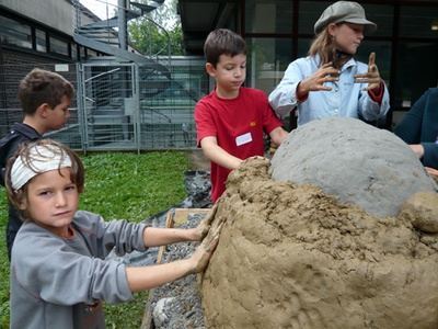 soak – Wenn man weiß, wie man aus Lehm, Mist und Sand eine Kuppel baut, dann weiß man auch wie man sich einen eigenen Pizzaofen baut.
