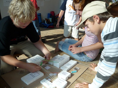 soak – im Modell versuchten wir durch Weben und Vernetzen unterschiedliche Räume zwischen den Gebäuden zu finden