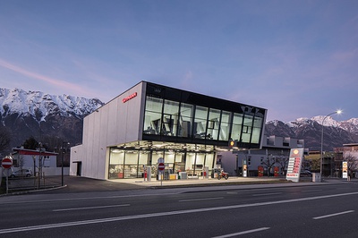 Bürogebäude mit Tankstelle und Shop, Innsbruck – © Christian Flatscher Bürogebäude mit Tankstelle und Shop, Innsbruck