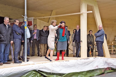 „Schiffstaufe“ im Rahmen
der Firstfeier mit Bürgermeisterin
Christine Oppitz-Plörer, Foto © Günter R. Wett