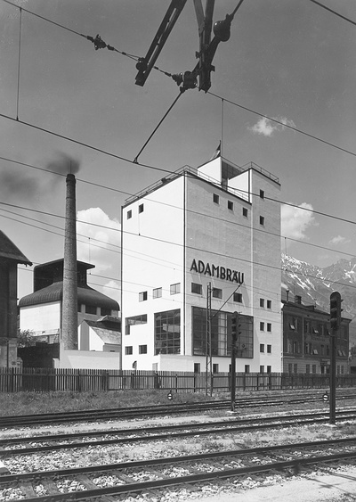 Sudhaus mit Kühlschiff, um 1931; Foto: Archiv Franz Peter Brasdauski Sudhaus mit Kühlschiff, um 1931; Foto: Archiv Franz Peter Brasdauski